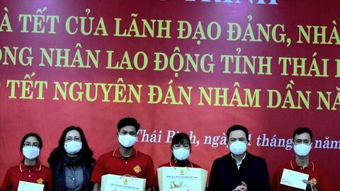 Phó Chủ tịch Quốc hội trao quà Tết cho công nhân, lao động Thái Bình