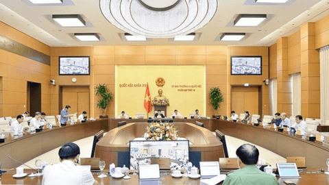 Cử tri lo lắng về tình trạng thiếu thuốc, vật tư y tế để khám chữa bệnh cho người dân