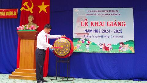 Rộn ràng khai giảng năm học mới ở Trường Sa