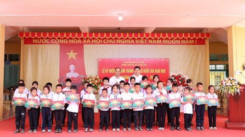 Vietcombank trao 8.000 suất học bổng “Cùng em tiến bước”