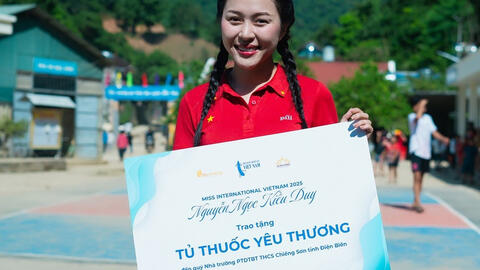 Hoa hậu Kiều Duy trao tặng tủ thuốc cho trẻ em miền núi
