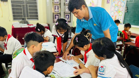 Người thầy 6 năm âm thầm vượt núi gieo chữ giữa đại ngàn