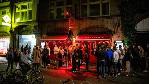 Đan Mạch dỡ bỏ hạn chế ngừa COVID-19 bất chấp Omicron