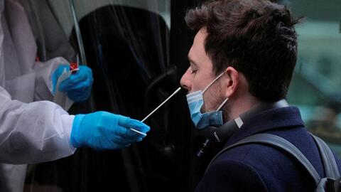 Sống chung với Omicron: Dấu hiệu lạc quan hay đầu hàng quá sớm?