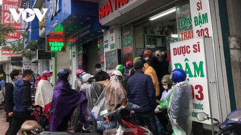 Số ca mắc COVID-19 tăng cao, người Hải Phòng chen chúc mua thiết bị y tế