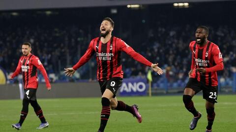 Đánh bại Napoli, AC Milan trở lại ngôi đầu Serie A