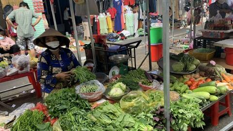 Tăng giá hàng hóa thiết yếu ở TP.HCM: DN "gồng mình" giữ giá bình ổn thị trường