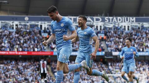 Đè bẹp Newcastle, Man City cho Liverpool "hít khói" trong cuộc đua vô địch