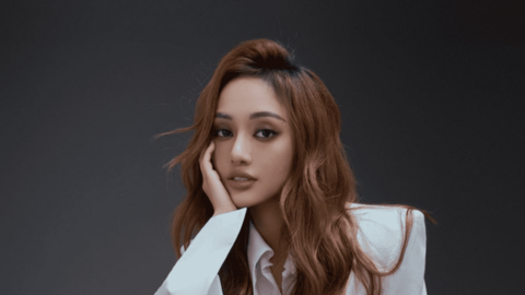 NTK Vân Anh Scarlet "chơi lớn" khi mời Hoa hậu Siêu quốc gia 2013 làm vedette