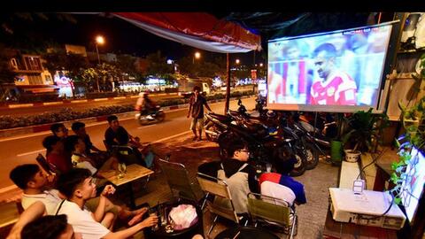 Người trẻ xoay sở xem bóng và đi làm mùa World Cup