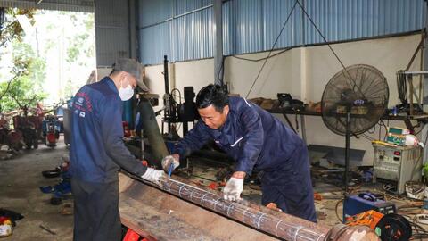 Nhà sáng chế “chân đất” khởi nghiệp từ chế máy móc phục vụ nông nghiệp