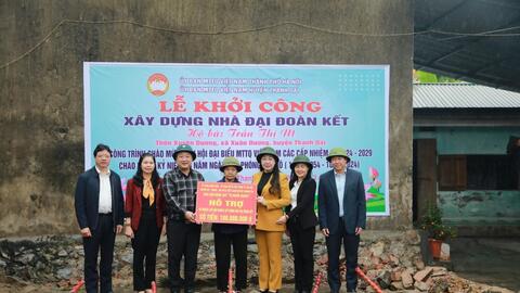 Trao kinh phí xây Nhà đại đoàn kết cho hộ nghèo huyện Thanh Oai