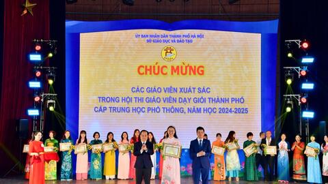 Khen thưởng hơn 100 giáo viên dạy giỏi thành phố cấp THPT