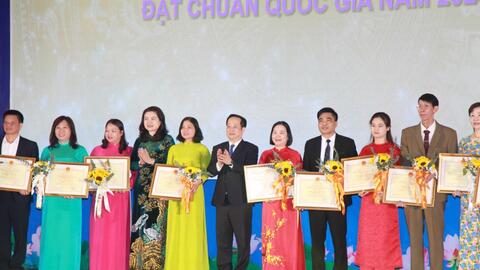 Hà Nội trao bằng chứng nhận 412 trường đạt chuẩn quốc gia