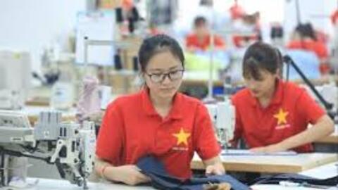 Doanh nghiệp Việt tăng tốc xuất khẩu, lo 'thuế chồng thuế' từ Mỹ