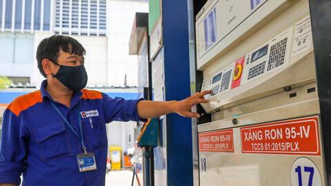 Sau 2 lần giảm liên tiếp, giá xăng ngày mai dự báo tăng trở lại