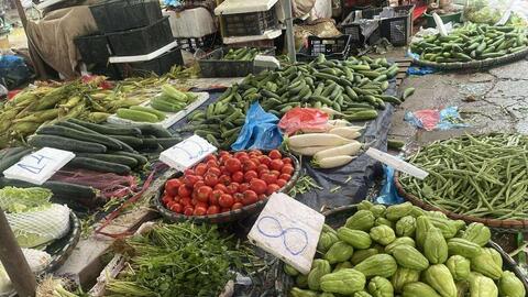 Chợ Hà Nội rau xanh khan hiếm, đắt hàng