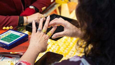 Vàng thế giới còn động lực tăng giá, trong nước tiềm ẩn nhiều rủi ro