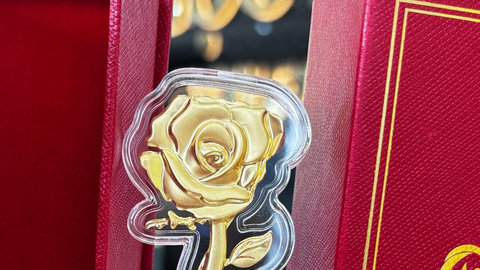 Thị trường quà tặng 20/10 sôi động, 'hoa vàng' lên ngôi