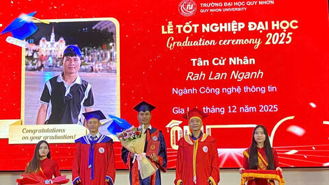 Trường Đại học Quy Nhơn trao bằng tốt nghiệp đợt 2 cho 603 sinh viên