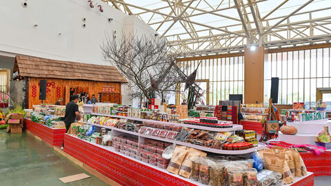 Doanh nghiệp gấp rút hoàn tất gian hàng trước tổng duyệt Hội chợ Mùa Xuân