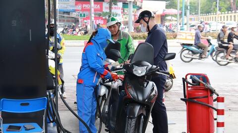 Giá xăng dầu hôm nay 17/2/2026: Thị trường 'nín thở' chờ đàm phán