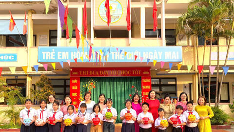 Học sinh ở Quảng Trị dành tiền 'lì xì' Tết nuôi heo đất để giúp bạn nghèo