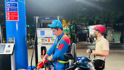 Giá xăng dầu đảo chiều tăng mạnh ngày Mùng 3 Tết