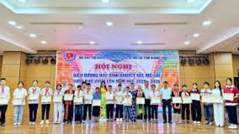 Quảng Ninh biểu dương học sinh khuyết tật, mồ côi tiêu biểu vượt khó vươn lên