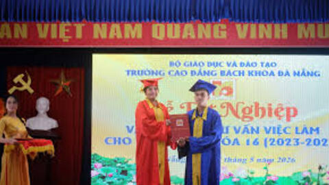 Trao bằng cho 191 sinh viên, kết nối việc làm ngay tại lễ tốt nghiệp