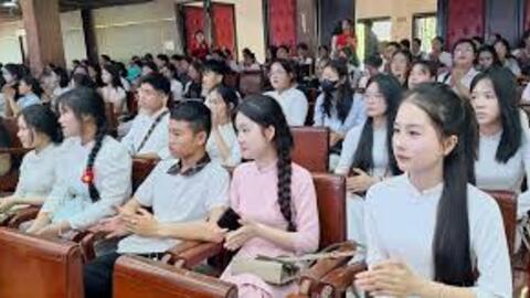 Thí sinh phô diễn tố chất nghệ thuật thi tuyển Trường ĐH Sư phạm Huế