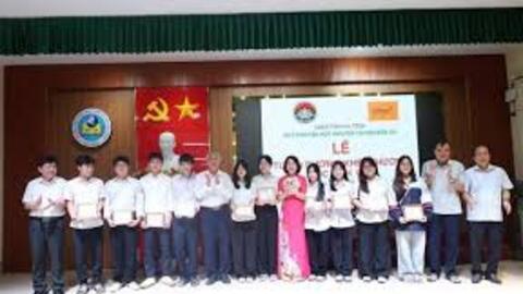 Quỹ Khuyến học, khuyến tài Nguyễn Du tuyên dương hơn 100 học sinh xuất sắc