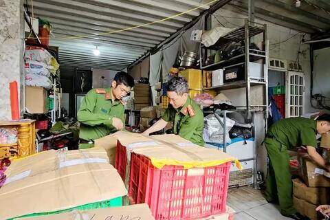 Đừng để thực phẩm bẩn 'ngang nhiên' vào bữa cơm gia đình
