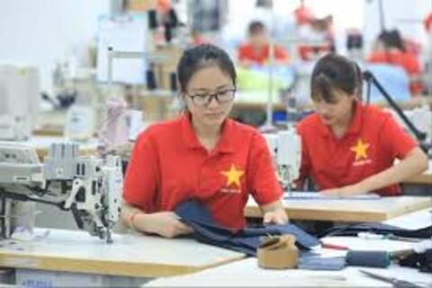 Doanh nghiệp Việt tăng tốc xuất khẩu, lo 'thuế chồng thuế' từ Mỹ