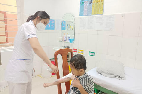 Trẻ bị bỏng cần thực hiện những bước sơ cứu nào?