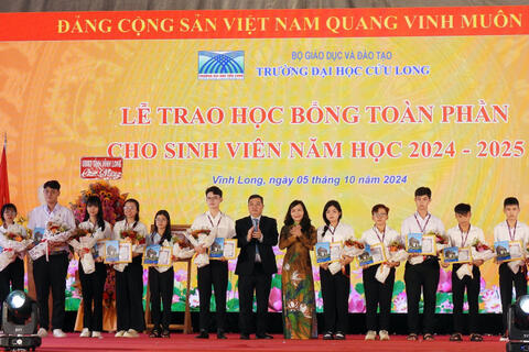Trường ĐH Cửu Long tặng 46 suất học bổng toàn phần cho tân SV dân tộc Khmer
