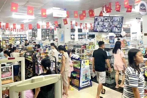 Giá sách giáo khoa giảm, phụ huynh Phú Thọ nhẹ gánh chi phí đầu năm học
