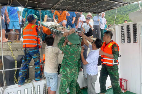 Đà Nẵng: Kịp thời đưa 2 người bệnh nặng ở Cù Lao Chàm vào bờ cấp cứu
