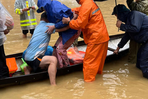 Nhân viên ngành điện Huế hỗ trợ người bệnh cấp cứu kịp thời