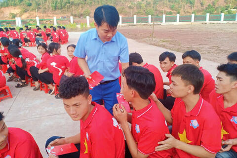 Thầy giáo vùng cao gieo khát vọng học tập cho học trò dân tộc thiểu số