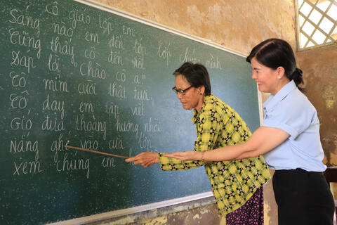 Lớp học xóa mù chữ đặc biệt ở vùng ven biển Cà Mau