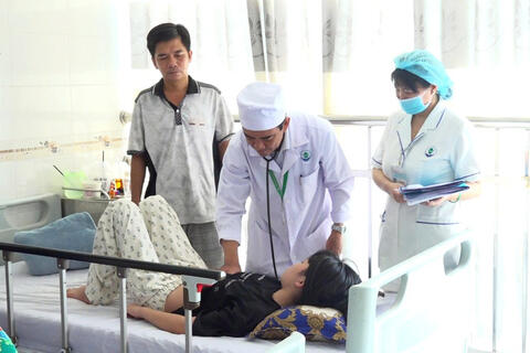 Sốt xuất huyết diễn biến phức tạp và chưa có dấu hiệu hạ nhiệt