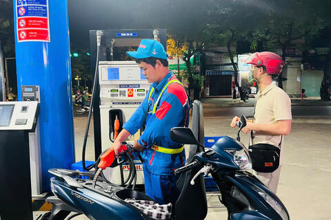 Giá xăng dầu hôm nay 17/12/2025: Rơi xuống mức thấp nhất kể từ tháng 5