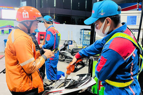 Giá xăng dầu hôm nay 16/1/2026: Giảm sâu gần 5%