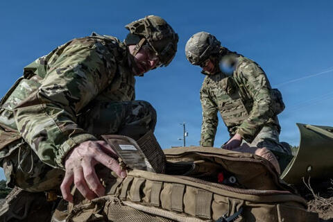 Robot y tế biết tự khâu vết thương ngay trên chiến trường