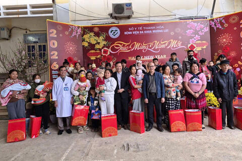 Hàng trăm suất quà Tết đến với trẻ mầm non, bệnh nhân nghèo vùng biên Thanh Hóa