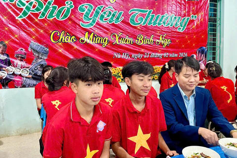 Phở yêu thương giữ chân học sinh vùng cao ngày đầu xuân