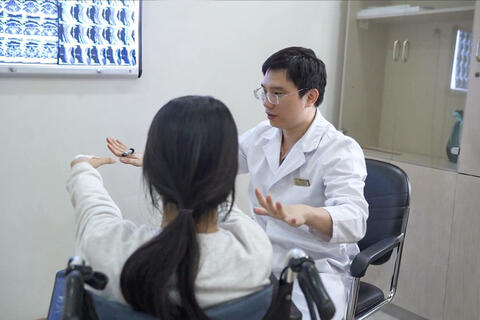 Bác sĩ Vinmec 'hồi sinh' đôi chân cho bé gái liệt hoàn toàn