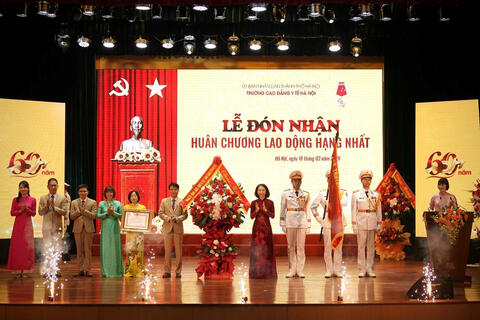 Trường Cao đẳng Y tế Hà Nội đón nhận Huân chương Lao động hạng Nhất