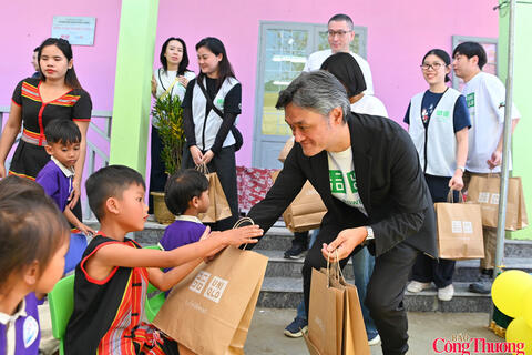 Đồng bào Giẻ Triêng rưng rưng hạnh phúc khi các con có trường học mới